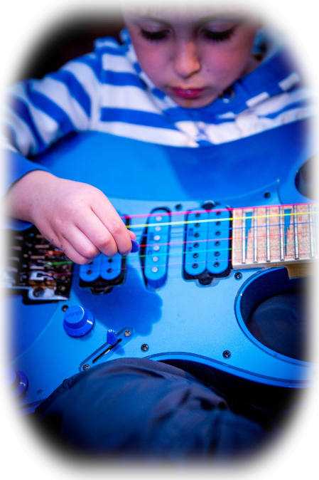 Junge ins Gitarre spielen vertieft
